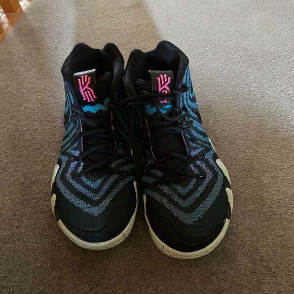 Nike Kyrie 4s 80s edition from the decade pack - Picture 6 of 6